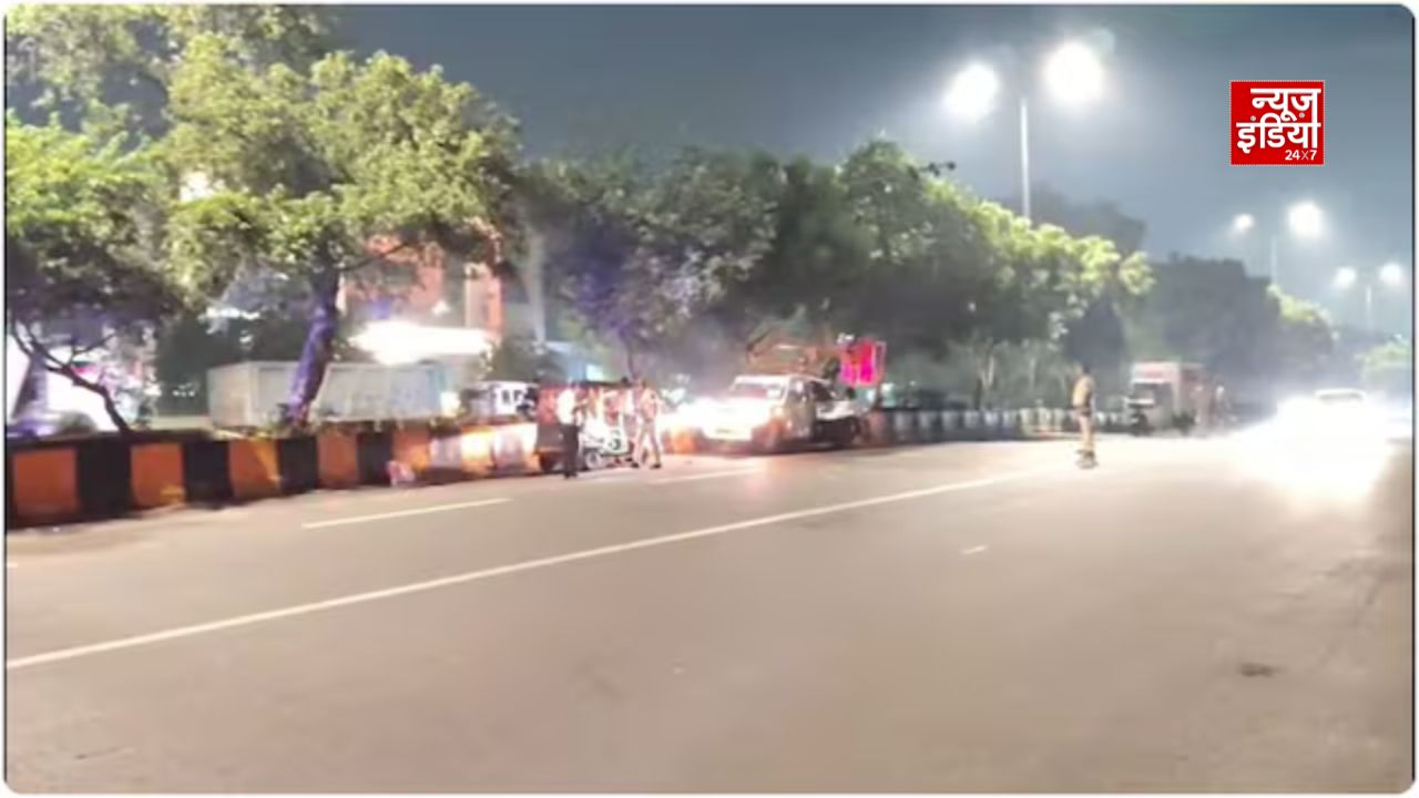 दिल्ली के सरिता विहार में डंपर ने क्रेन-ऑटो में मारी टक्कर, हादसे में 3 लोगों की मौत व कई घायल