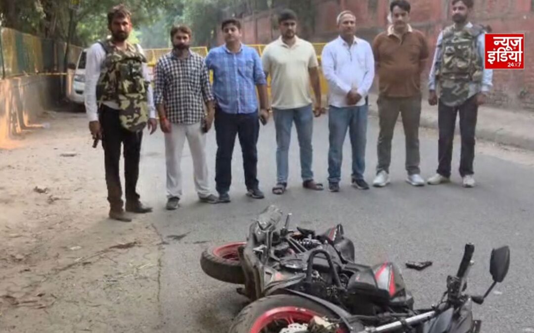 कालकाजी मंदिर के पास नाबालिग से गैंगरेप का आरोप, पुलिसकर्मी बनकर धमकाने का मामला सामने आया