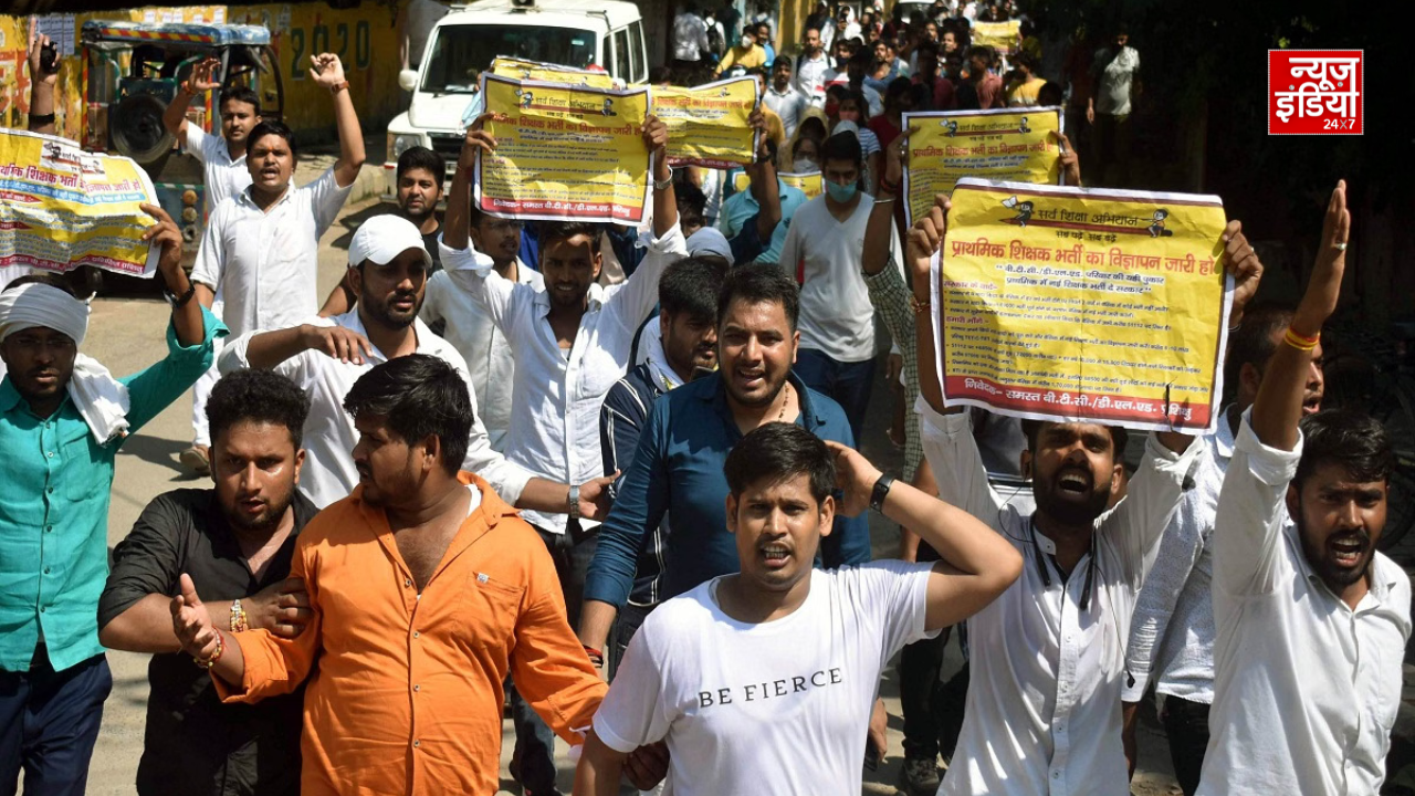 प्रयागराज में 60 हजार प्राथमिक शिक्षक भर्ती की मांग को लेकर प्रदर्शन करते अभ्यर्थी