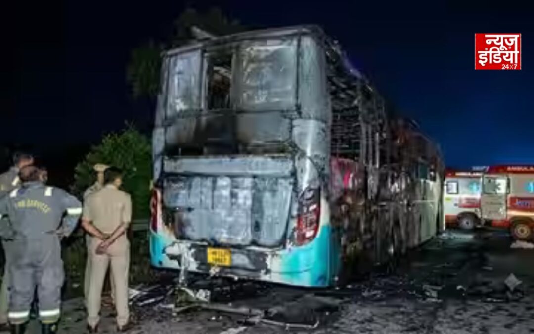 यमुना एक्सप्रेसवे पर स्लीपर बस में लगी भीषण आग, जान बचाने को कूदे यात्री; हादसे में 9 की मौत