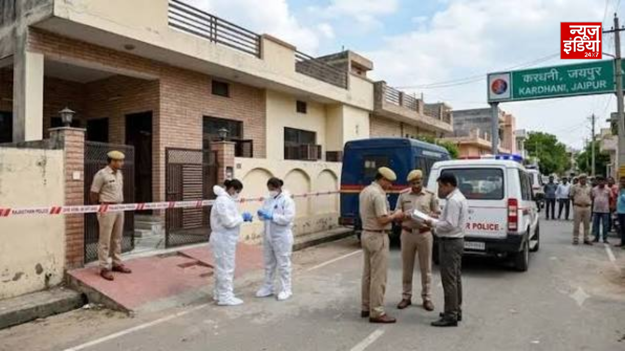 जयपुर के करधनी में पत्नी और तीन बेटियों की हत्या के बाद जांच करती पुलिस