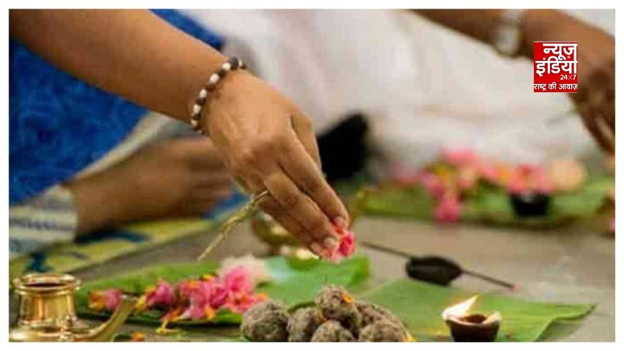 Pitru Paksha 2026: कुंडली में पितृ दोष है तो पितृपक्ष में करें ये उपाय, पूर्वजों की शांति के लिए अपनाएं ये विधि