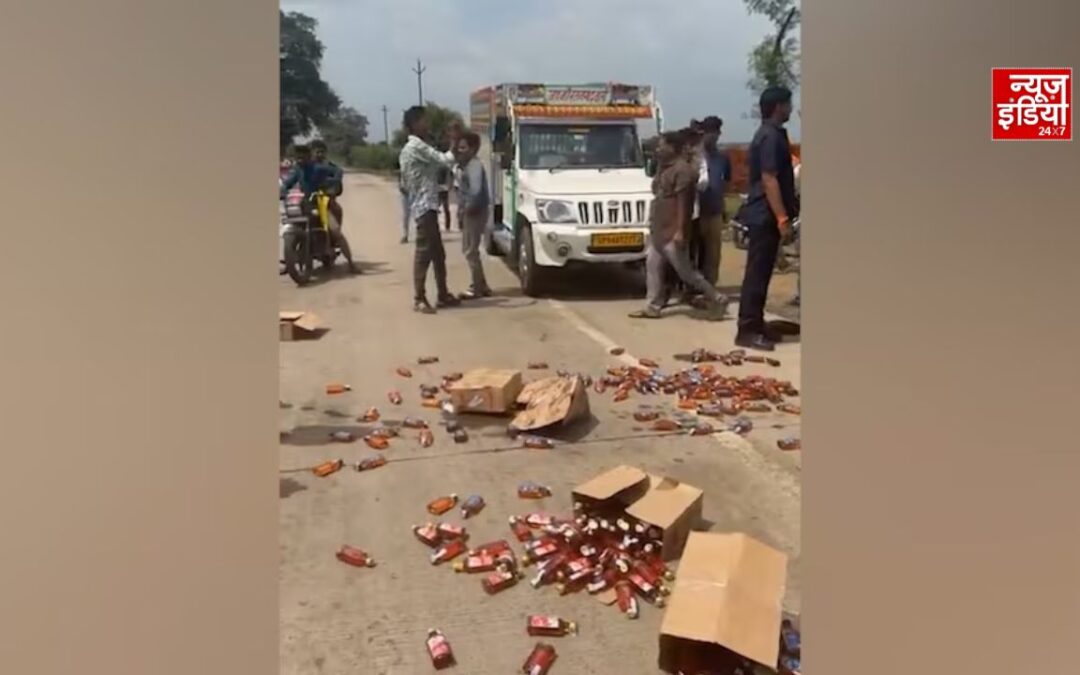 लाठी-डंडे लेकर शराब दुकान पहुंचीं महिलाएं, सड़क पर फेंकी पेटियां-बोतलें…जमकर किया हंगामा