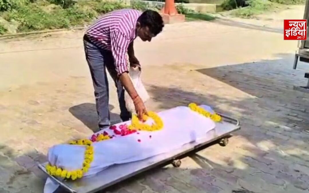 पति-बेटों ने शव लेने से किया इनकार, NGO ने दिया मां को कंधा; यमुना तट पर कराया अंतिम संस्कार