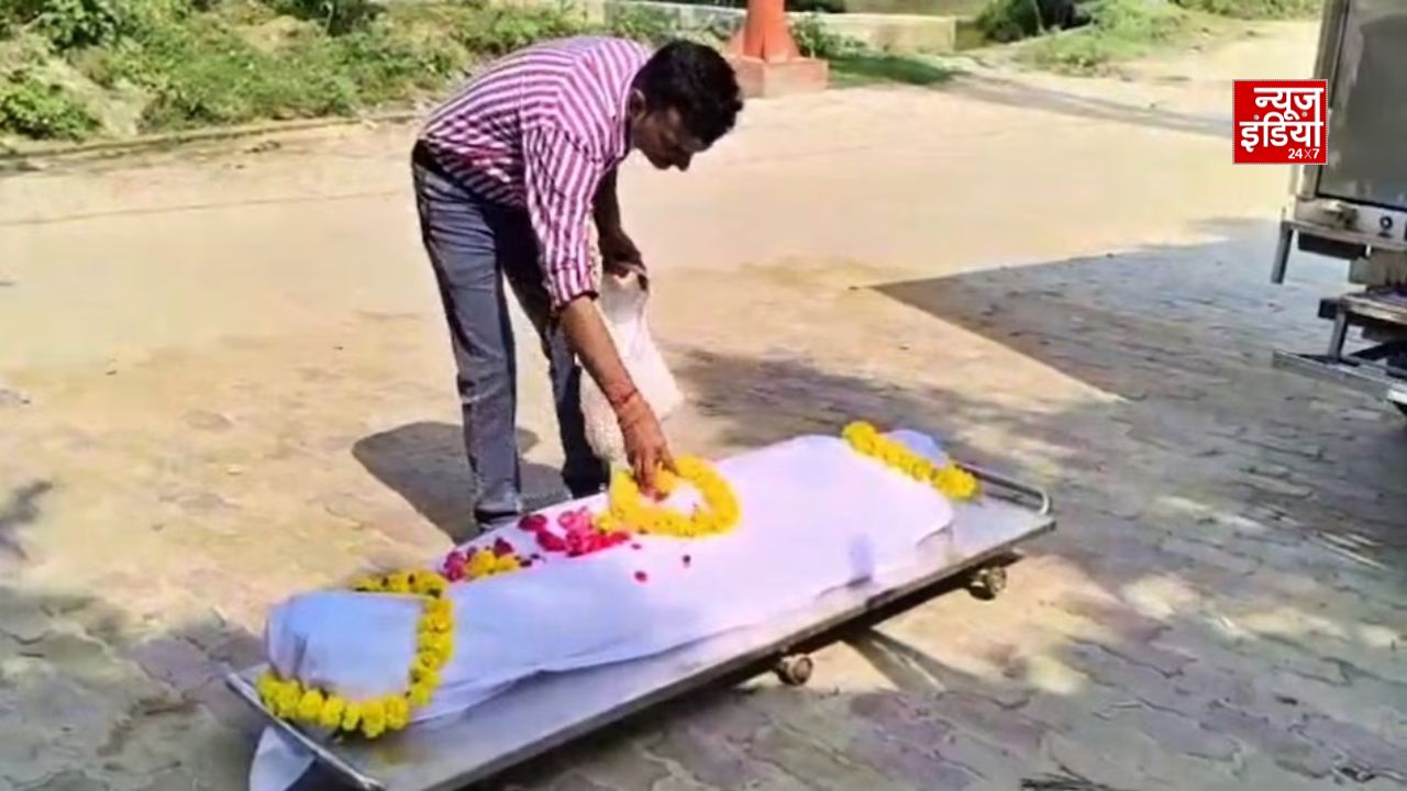 पति-बेटों ने शव लेने से किया इनकार, NGO ने दिया मां को कंधा; यमुना तट पर कराया अंतिम संस्कार