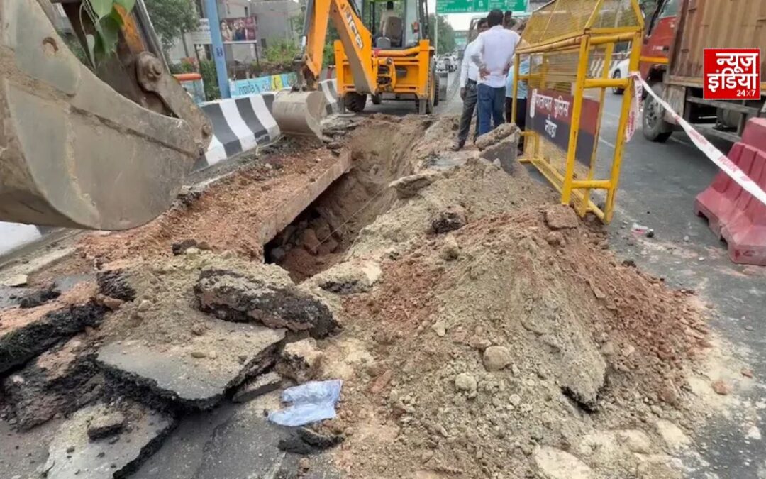 नोएडा एलिवेटेड रोड पर अचानक धंसी सड़क, 20 फीट लंबा और 10 फीट गहरा गड्ढा; ट्रैफिक रोका गया