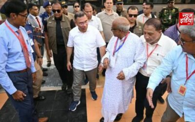 बांग्लादेशी PM तारिक रहमान ने मंदिर पहुंचकर दिया 10 लाख का चेक, हॉस्टल बनवाने का भी किया वादा