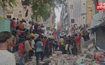 दिल्ली के सीमापुरी में चार मंजिला इमारत गिरी, कई लोगों के दबे होने की आशंका
