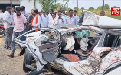 महाराष्ट्र के बीड में बस और कार की भीषण टक्कर, दर्शन करने जा रहे 5 लोगों की मौत