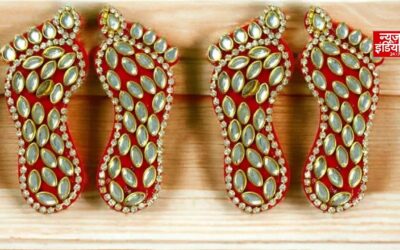 दिवाली पर लक्ष्मी जी के चरण घर के अंदर बनाएं या बाहर? जानें सही नियम
